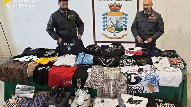 sequestrati-3200-capi-di-abbigliamento-e-accessori-falsi-due-denunciati-a-catania