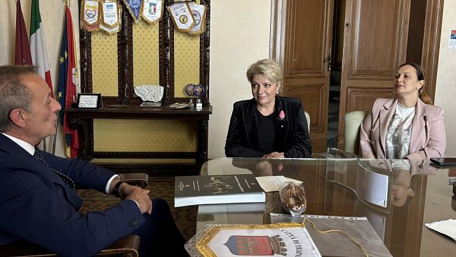 trapani-incontro-in-municipio-con-capo-console-romeno