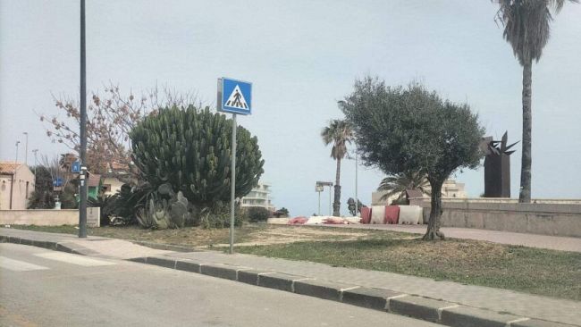 Monumento ai Caduti, il divieto ignorato. Il Comune di Priolo chiede indietro le barriere