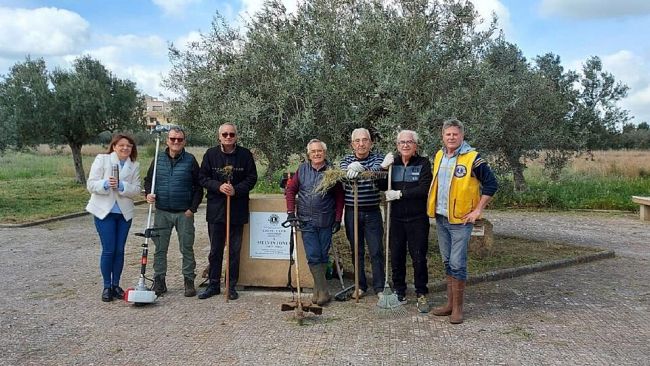 I soci Lions ripuliscono il piazzale Melvin Jones