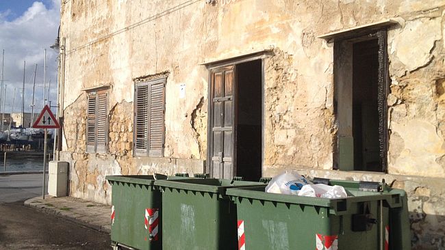 Mazara, il “pugno nell’occhio” dell’ex dogana e cantina davanti il porto vecchio. Perché nessuno interviene?