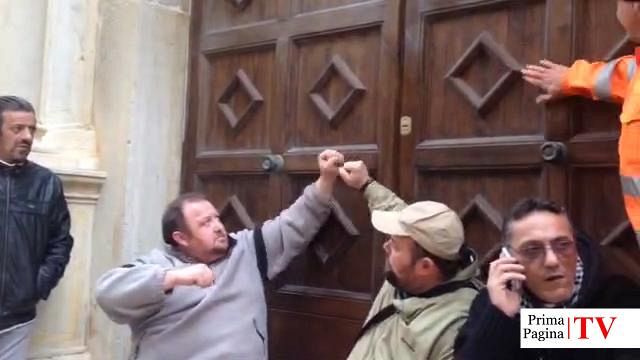 VIDEO – Mazara, Senza stipendio da 5 mesi, operai Belice Ambiente protestano davanti al Comune.