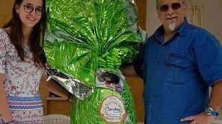 Mazara, regala ad una ragazza un grande uovo di Pasqua per avergli fatto ritrovare il cane rubato e poi abbandonato.