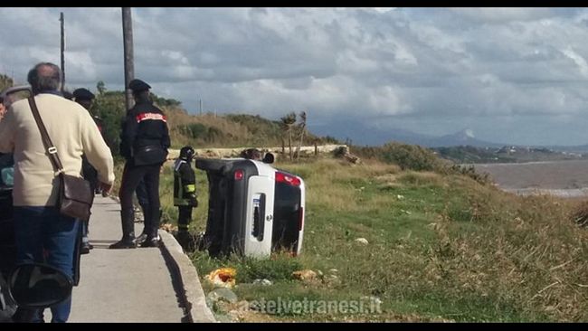 Castelvetrano, auto delle poste si ribalta a Marinella, ferito l’autista