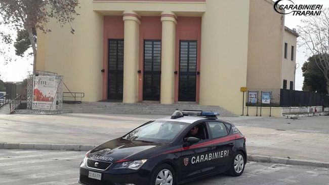 Marsala, non da denaro ad un parcheggiatore abusivo e lui danneggia l’auto: denunciato dai Carabinieri