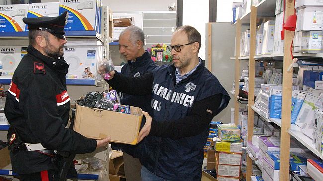 Operazione Natale sicuro: Oltre 700 articoli pericolosi sequestrati dai Carabinieri