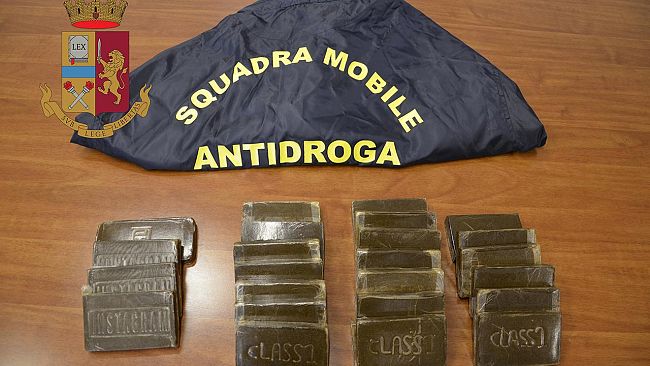 Trasportava 24 panetti di hashish con un auto a noleggio. Arrestato dalla Polizia
