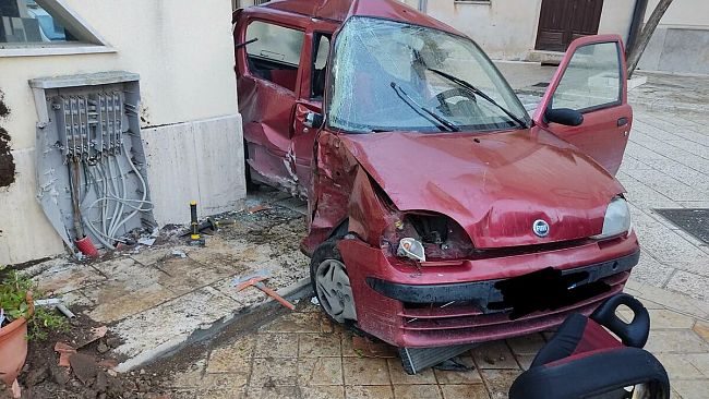 Valderice, auto sbanda e finisce contro un palazzo: due feriti