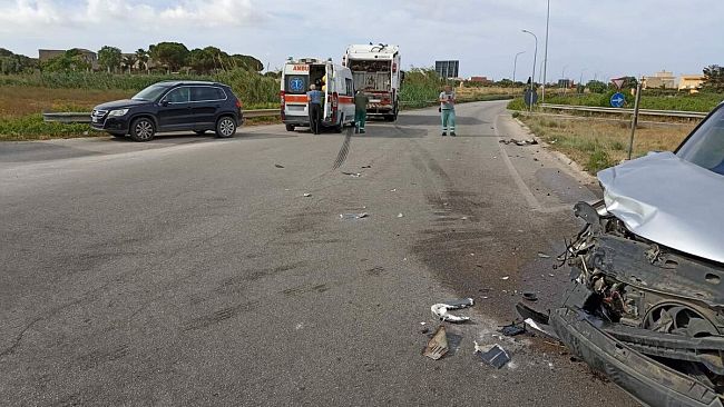 Misiliscemi, autocompattatore si scontra con un'auto. Ferita una donna