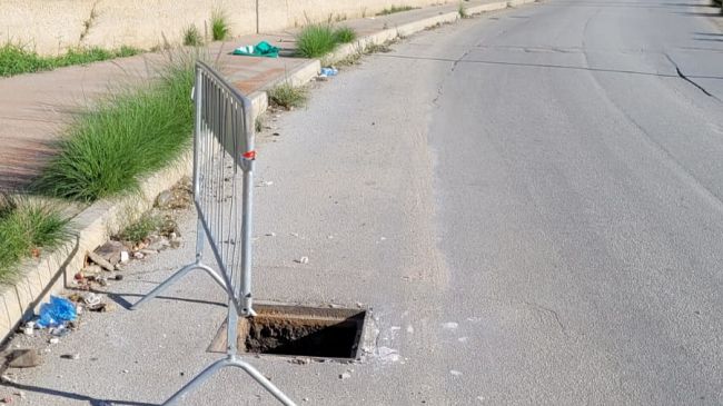Via Virgilio, tombino scoperto. Le transenne non risolvono il problema