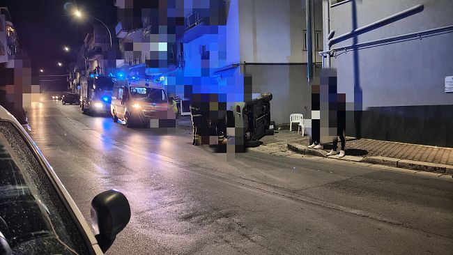 auto-si-cappotta-in-corso-generale-medici-ad-alcamo-intervengono-i-vigili-del-fuoco