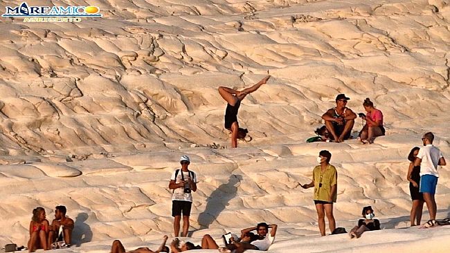 VIDEO- La scala dei Turchi invasa dai turisti, la denuncia di MareAmico