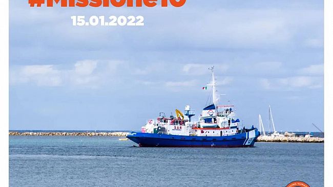 Trapani, la Mare Jonio è salpata dal porto: iniziata missione nel Mediterraneo