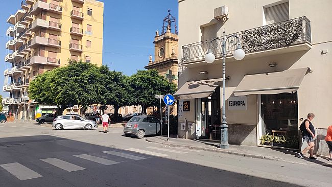 Mazara, compra i cornetti, non li paga, scappa e poi aggredisce il proprietario del bar   