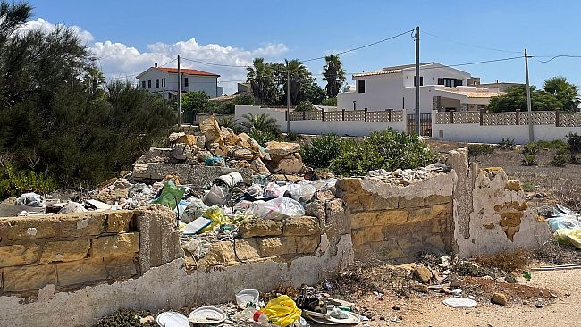 Mazara, c’è molta inciviltà ma bisogna pur togliere la “munnizza” abbandonata