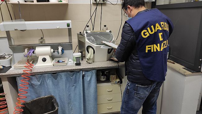 Dentista abusivo senza laurea, operazione della GdF di Palermo