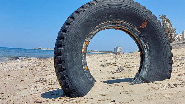 Trapani, a prendere il sole in spiaggia c'è pure un... copertone
