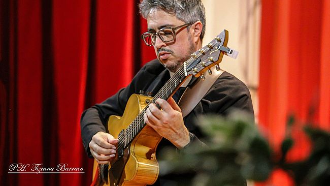 Marsala, ​Francesco Tizianel con la sua chitarra ha impressionato il pubblico del Teatro Sollima