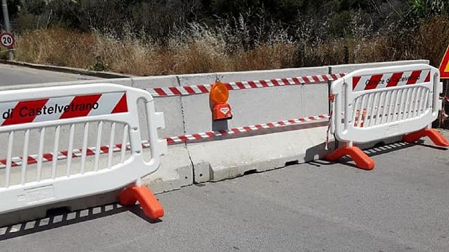 Collocate le barriere in cemento per impedire la riapertura di via dei Templi