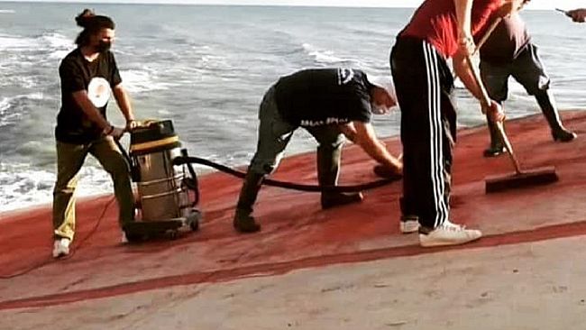 I giovani al lavoro per ripulire la Scala dei Turchi