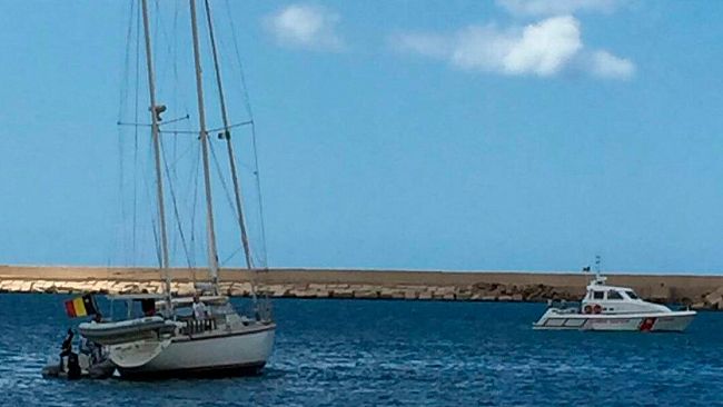 VIDEO – Mazara, barca a vela belga incagliata nel porto canale. Turisti che non torneranno più