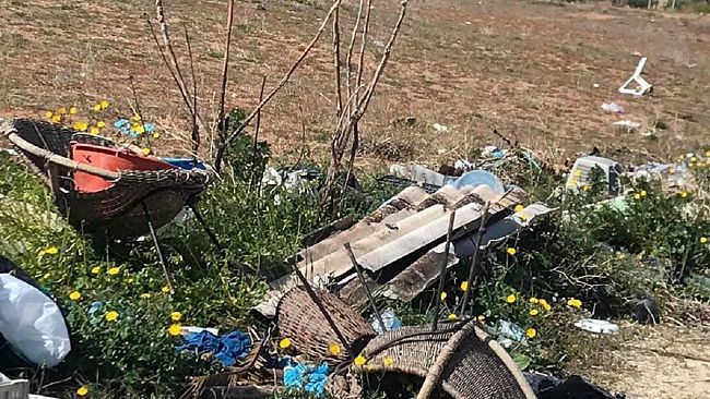 Una lettrice segnala la presenza di eternit e di rifiuti a Triscina vicino all’ingresso del Parco Archeologico