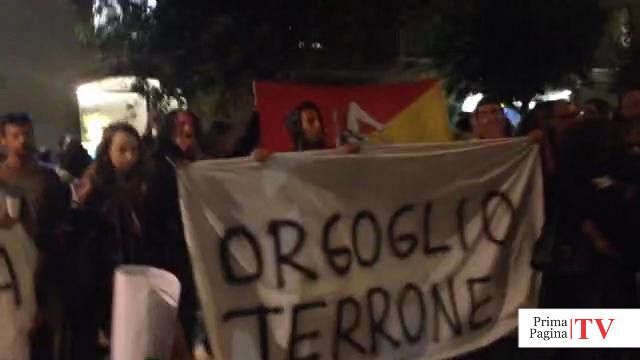 VIDEO – Marsala, Matteo Salvini non affronta la piazza che lo contesta