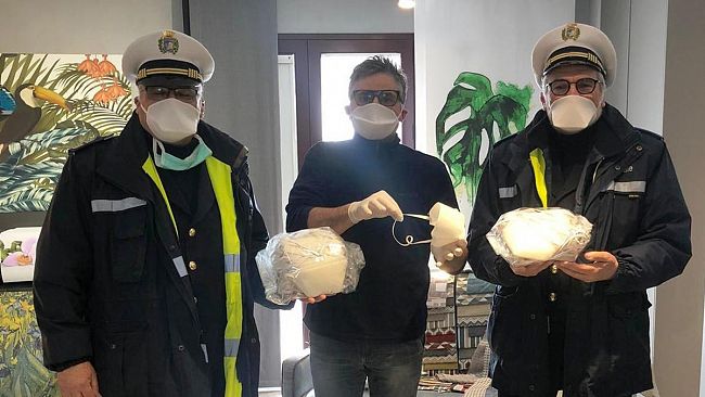 Marsala, privati donano mascherine alla polizia municipale