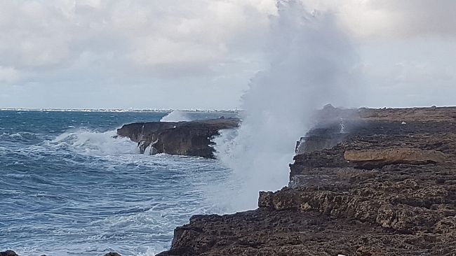 video-mazara-la-forza-del-mare-sulla-scogliera-di-quarara