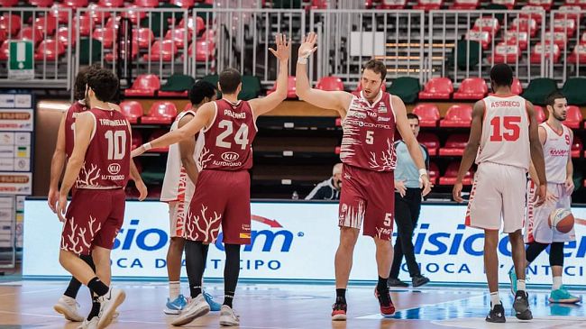 Pallacanestro Trapani commovente, monumentale vittoria a Piacenza