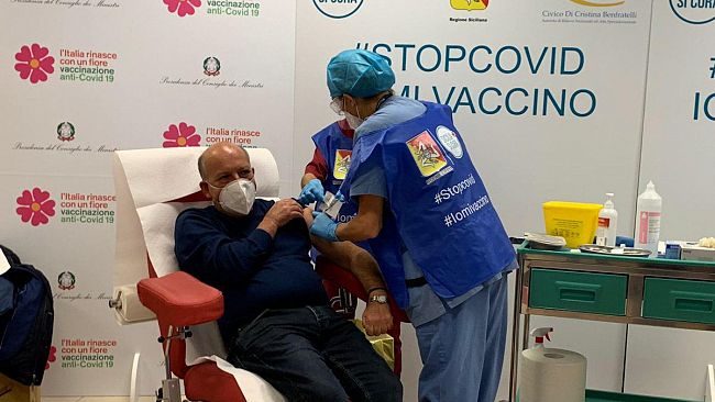 V-day, il dottor Vito Barraco primo trapanese a vaccinarsi: «Grande emozione»