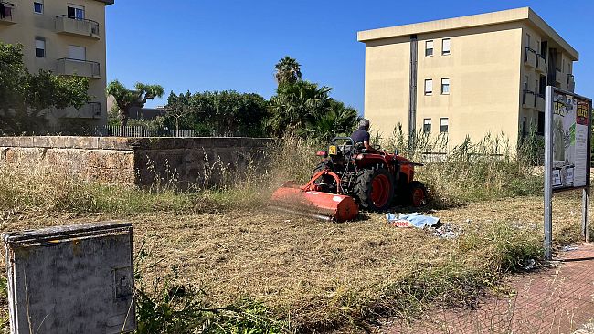 Paceco. Interventi di pulizia in strade e aree del centro abitato