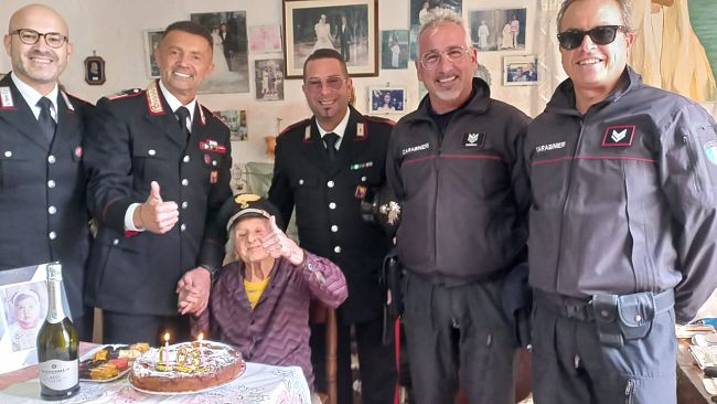 Favignana (TP): I Carabinieri festeggiano i 103 anni di Zia Rosina