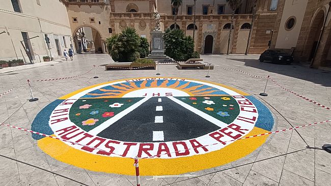 Mazara, grande partecipazione alla mostra e all'installazione artistica in vista del Corpus Domini 