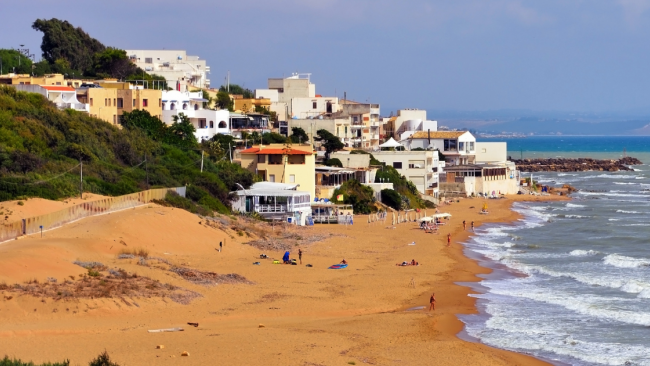 Tragedia in spiaggia a Selinunte: turista francese perde la vita durante un bagno