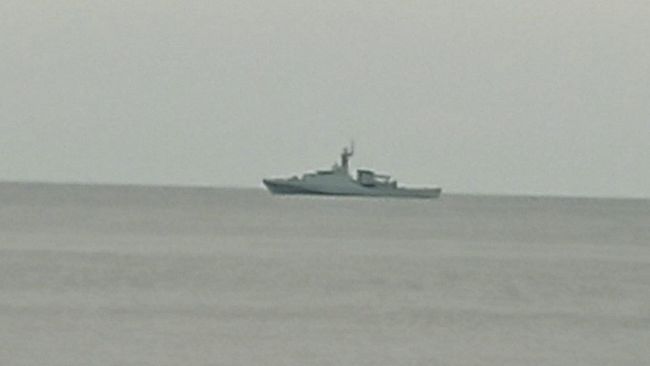Marsala, avvistata nave militare: è ancorata di fronte al Porto