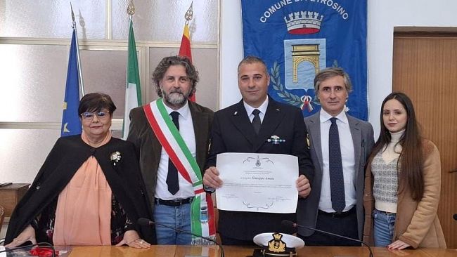 Petrosino, pergamena di plauso al serg. Giuseppe Amato per operazione salvataggio in mare di 120 migranti 