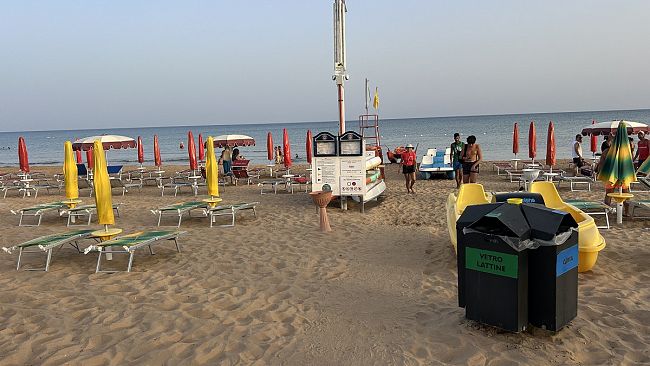 a-triscina-quattro-ragazzi-salvati-dalle-onde-dai-bagnini-del-lido-selene