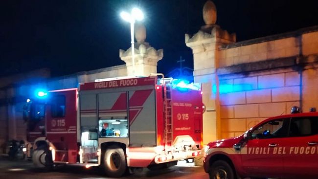 Cane incastrato nel cancello del cimitero, liberato dai vigili del fuoco 