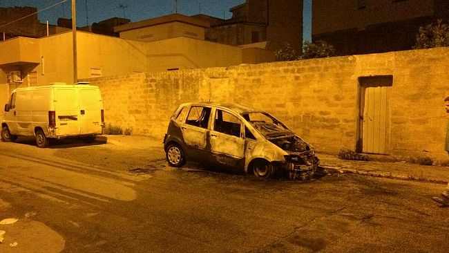 Mazara, atto intimidatorio al gruppo “Periferica”? In fiamme una seconda auto di proprietà dell’ideatore Carlo Roccafiorita.
