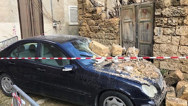 Crolla un vecchio casolare, semi distrutta una Mercedes, nessun ferito