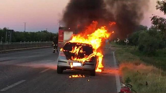 A29, auto in fiamme in prossimità dell’uscita per Mazara del Vallo
