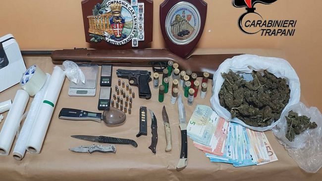 Campobello di Mazara: operazione dei carabinieri. Due arresti, rinvenute armi e droga