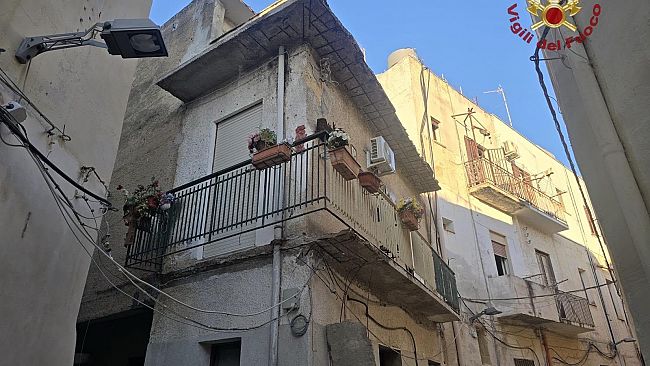 Crolla un balcone, una donna perde la vita