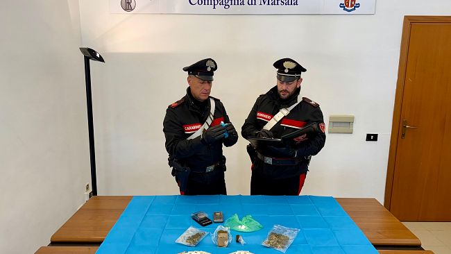 In permesso dai domiciliari, fermato sulla bici con cocaina, hashish e marijuana. In manette 55enne di Marsala