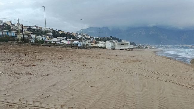 alcamo-marina-primi-interventi-di-pulizia-sullarenile