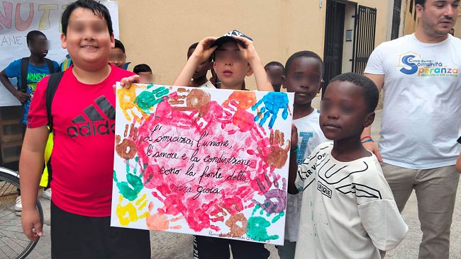 Mazara, i bambini della parrocchia San Lorenzo donano una tela a Casa Speranza
