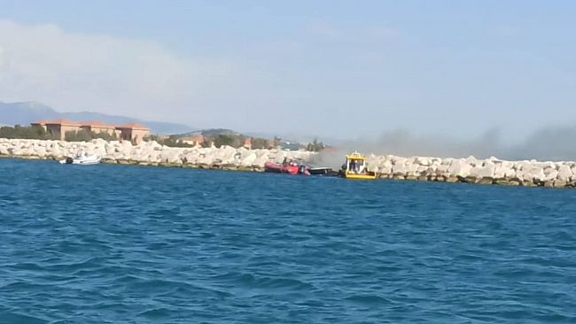 Trapani, paura al porto: imbarcazione in fiamme
