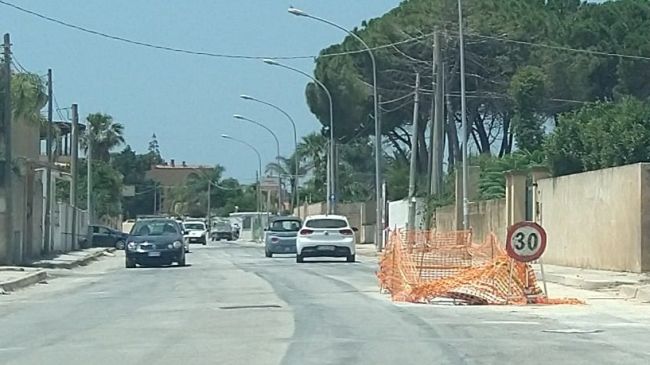 Mazara, da giorni tratto transennato nella via Bessarione 