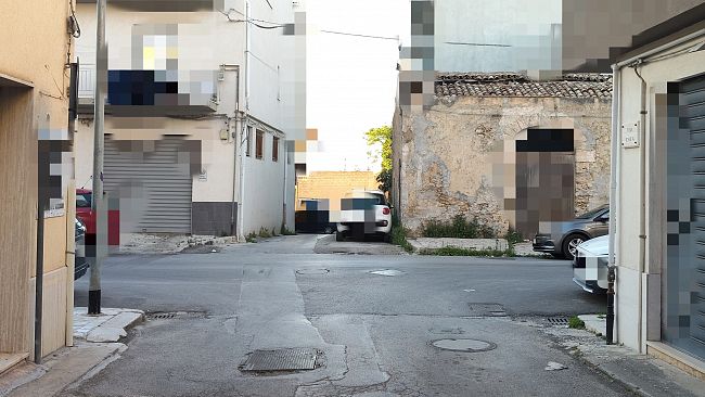 alcamo-cartelli-stradali-e-dove-non-trovarli-segnalazione-in-via-enea